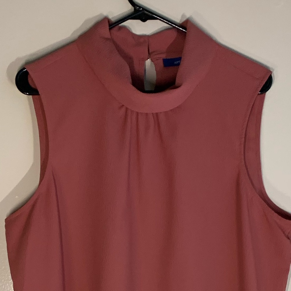 NWOT Coral top with keyhole back & collar - Picture 2 of 8